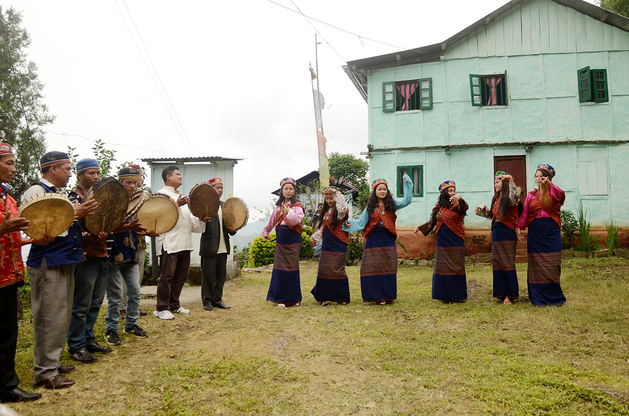 Damphu-Selo---Tamang-Community,-Takling